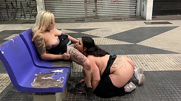 Amigas Aprontando no centro da cidade em público, a Rabuda e a Peituda gozaram na oliveira lima gostoso. - Manddy May