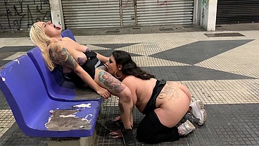 Amigas Aprontando no centro da cidade em público, a Rabuda e a Peituda gozaram na oliveira lima gostoso. - Manddy May