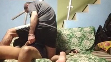 Dando para o entregador de comida.