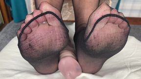 Mrs Mature Feet showing you all her sexy Feet, toes and soles. Video is part of a series showing her feet and toes. Part 3