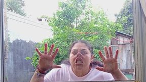 Mi rostro deformado en el cristal: con saliva y lengua.