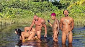 corno manso nao aguenta ver esposa sendo fodida no pelo por outro cara e chora