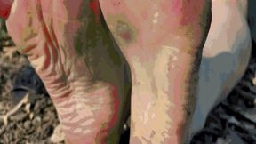 Walk in black high-heeled sandals MP4