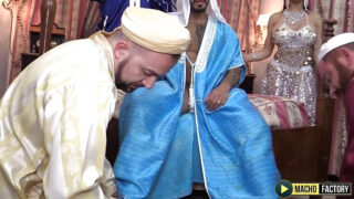 Blowjob, handjob, bareback, cocks, tight hole – amateur getatoeëerde Spanjaarden Santi Noguera en Viktor Rom met enorme penissen die anaal seks hebben