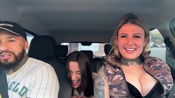 Uber pega passageira novinha que acabou de completar 18 anos siliconada com seu marido e acabam fazendo uma putaria dentro do Carro em S&atilde_o Paulo!Buceta mollhada