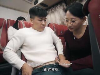 ModelMedia Asia - Repressing sounds during the time that savoring the thrill of secret sex on the bus