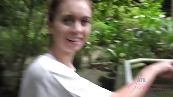 Jill Kassidy is giving a head to her man, hoping that no one will see them
