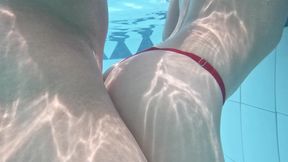 HOMEMADE SEX AND IN THE WATER ENDS IN AQUATIC BLOWJOB