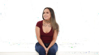 Amatør Latina babe gir slurvete blowjob før røff BBC anal banking i POV