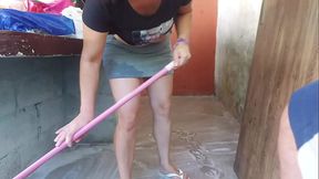 minha esposa saiu e a empregada baixinha gostosa pegou meu pau e colocou dentro dela na &aacute_rea de casa