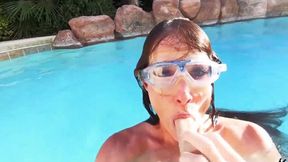 Brune Older Sofie Marie Screws Her Vag While Diving