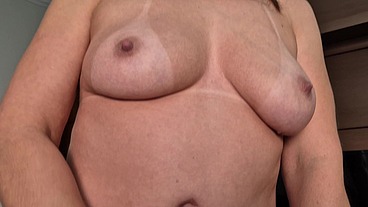 PROSTITUTA MOSTRANDO A BUCETA BEM DE PERTINHO EM UM CLOSE-UP PERFEITO!