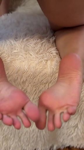 Kira Queen Plays with Her Big Ass and Boobs Just for You!