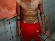 Magrinho Piricurudo Balançando o Cassete Mole no Shorte