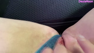 JERKING OFF AND CUM IN A TAXI CAR DRIVER GIVES HER 5 STARS
