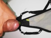 No te corras en mis bragas, froto mi pene hasta creampie tembloroso pov