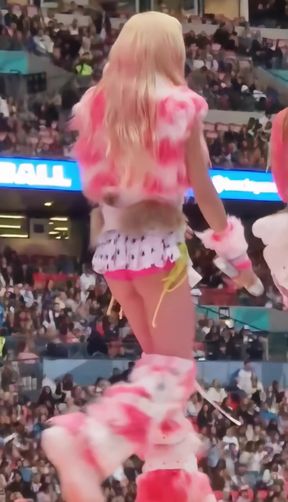 Teen Japanese girl shows off her upskirt and cute ass in a k-pop style