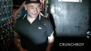 Viktor Rom und Jess Royan lassen sich in einer heißen französischen Orgie mit viel Deep Throat und Abspritzern von einer Gangbang-Crew hart durchnehmen.