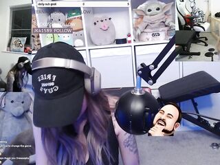 TWITCH STREAMER WORKING OUT IN FRONT OF CONCUPISCENT VIEWERS (SHYPHOEBE)