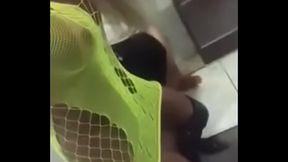 Gabriely Knowles travesti domina cliente na sua porta de casa!