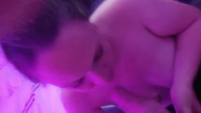 Sexy milf bekommt eine Gesichtsbesammung beim Blasen