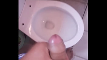 Me masturbo en el ba&ntilde_o