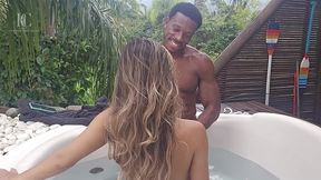 fudendo a gata intensamente ao ar livre na hidro