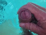 Je me branle dans la piscine 3