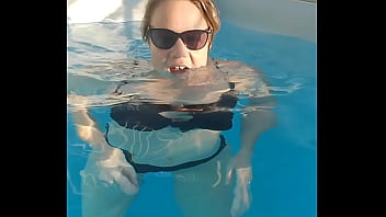 dans la piscine