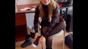 Puis petit moment fun avant de sortir de la chambre, toujours sans culotte bien ...