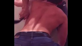 DEPSUES DE UNAS COPAS EN EL BAR EL HETERO ME FOLLA EN SU CASA