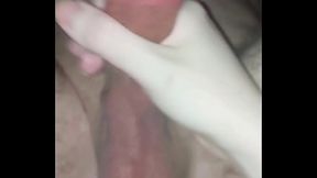 Travesti novinha branquinha comemdo,