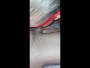 Blonda se joaca cu pula pe la gura