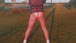 Kukkoló, ruha – nyilvános szóló lány filmje amatőr amerikai transzvesztita meleg ribancokról fehérneműben, akik anális szexet kapnak