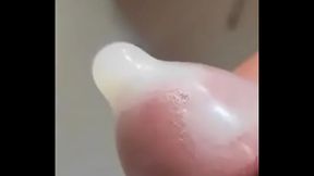 在公共厕所射精，射精射在避孕套里，精液纹理清晰可见，龟头泡精液