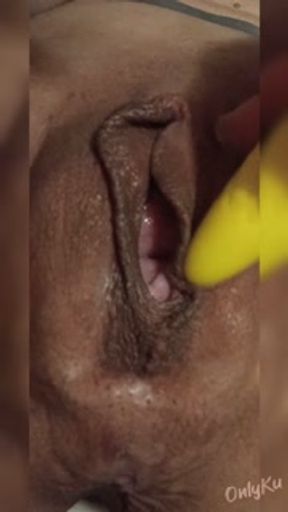 Muy hungry pussy can't stop squirting, help me clean up this mess...please 💦💦💦