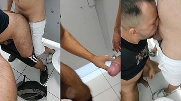 Funcionario da fabrica me fodeu, gozou na minha boca no box do banheiro