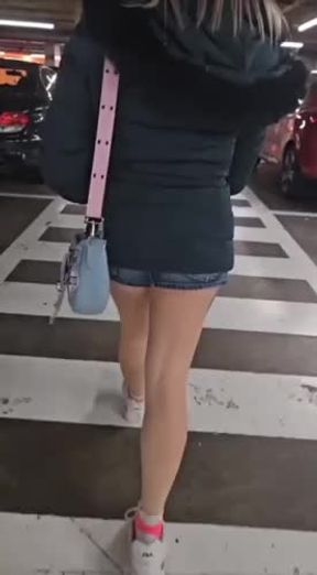 Voy a pasar el Día al Centro Comercial con un Amigo y acabamos en los Baños follando 💦🥵
