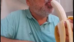 Ensinando a chupar e lamber a banana