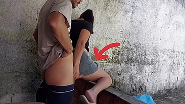 minha esposa saiu e a empregada baixinha gostosa pegou meu pau e colocou dentro dela na área de casa