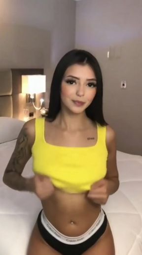 Amateur onlyfan shows off her tits