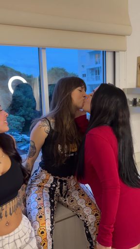 Lesbian amateurs enjoy a threesome kiss session