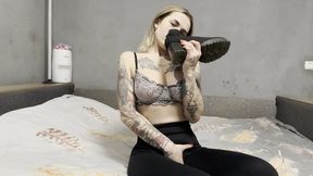 Alina sniffs her smelly boots after a walk and gets horny