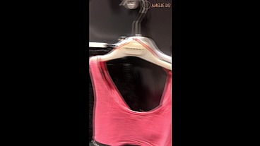 Heiße Deutsche fingert sich das erste Mal in Umkleide bis zum Höhepunkt!! Amelie Lei, Public