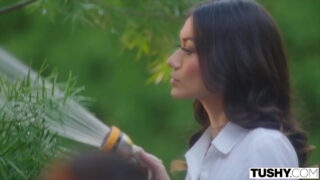 Mick Blue verwöhnt die eingeölte, knackige Pobacke der jungen Frau in Löffelchenstellung mit seinem heftigen Stoß, bevor er ihr ins Gesicht spritzt.