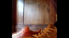 Shoeplay sotto il tavolo in ufficio