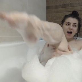 Waiting for a big and hard dick with me in the bath