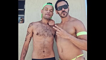 O musculos&atilde_o do Paul&atilde_o Power dando seu mega cuz&atilde_o de calcinha verde fluorescente