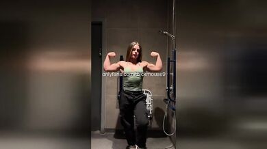 18yo Gym Squat Mess Leaks Live Pussy Gape