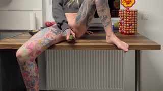 Size totally underestimated, I satisfy myself with a big cucumber for the first time